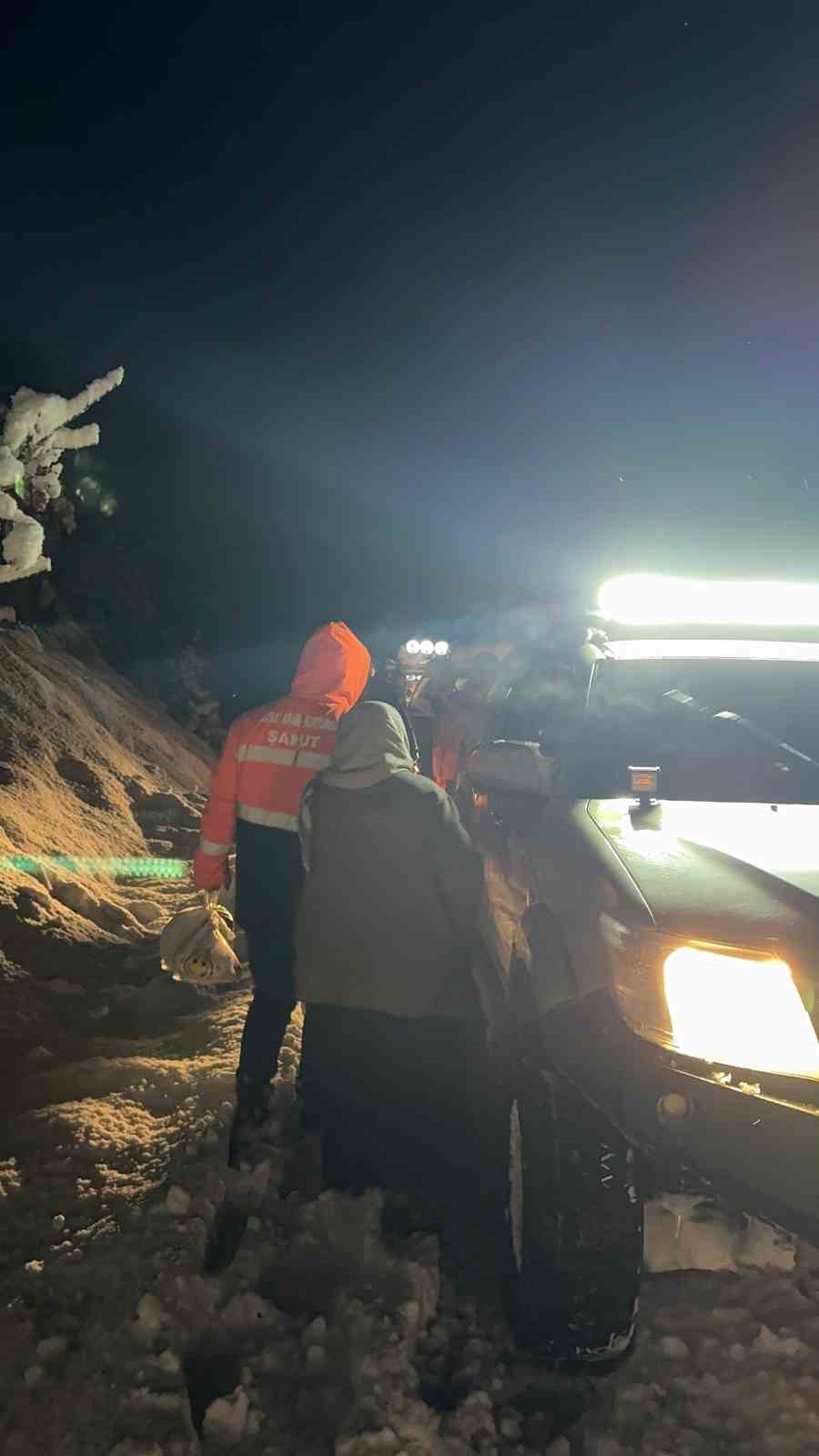 Hasta taşıyan köy otobüsü kara saplandı!