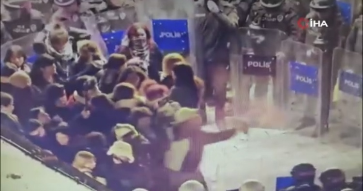 İzinsiz gösteri yapmak isteyen eylemciler polise biber gazıyla saldırdı!