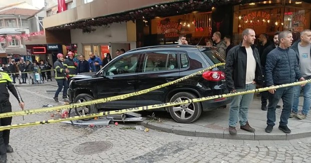 Kontrolden çıkan araç kaldırımdaki yayalara çarptı! Çok sayıda yaralı var