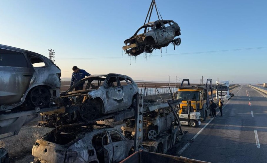 Lüks araç yüklü TIR'da yangın! Sıfır kilometre lüks araçlar alev alev yandı