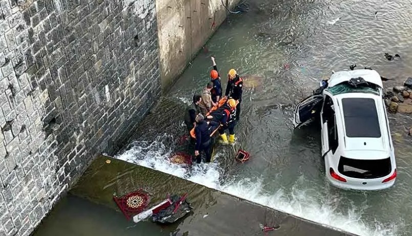 Öğrenci servisi ile çarpışan cip dereye uçtu! Onlarca yaralı var