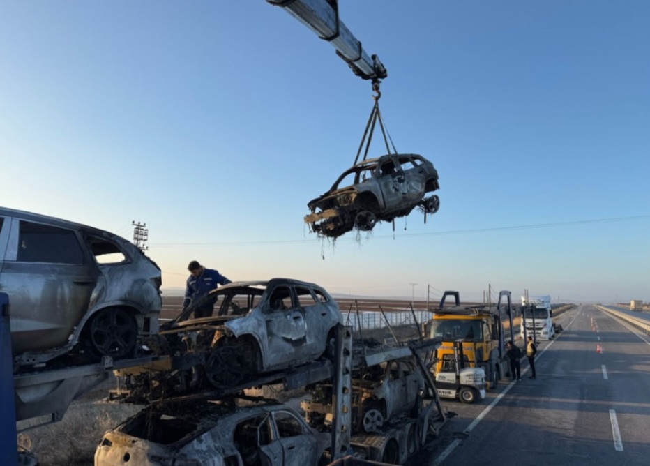 Sıfır kilometre lüks araçlar alev topuna döndü