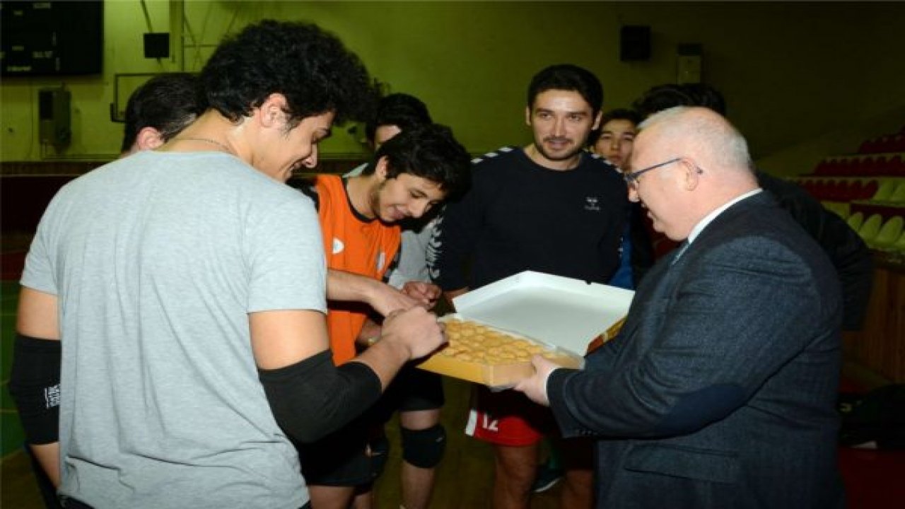Gümüş'ten Voleybolculara  Baklava Sürprizi