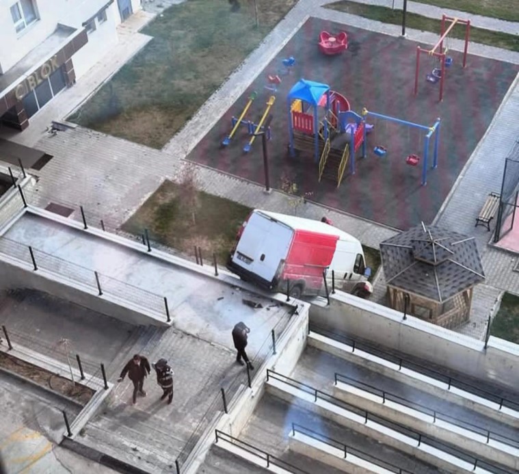 UÇAN KARGO ARACI ÇOCUK PARKINA KONDU