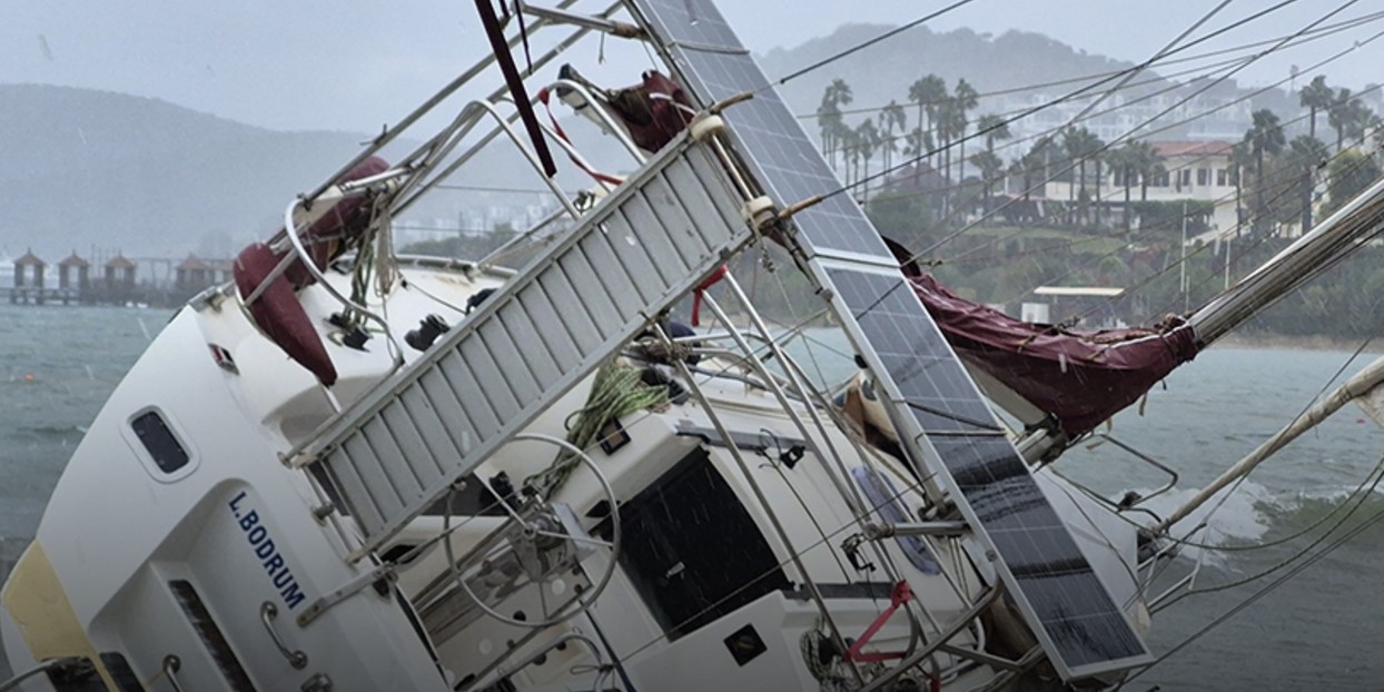 Bodrum’da fırtına! Yelkenli tekne karaya vurdu