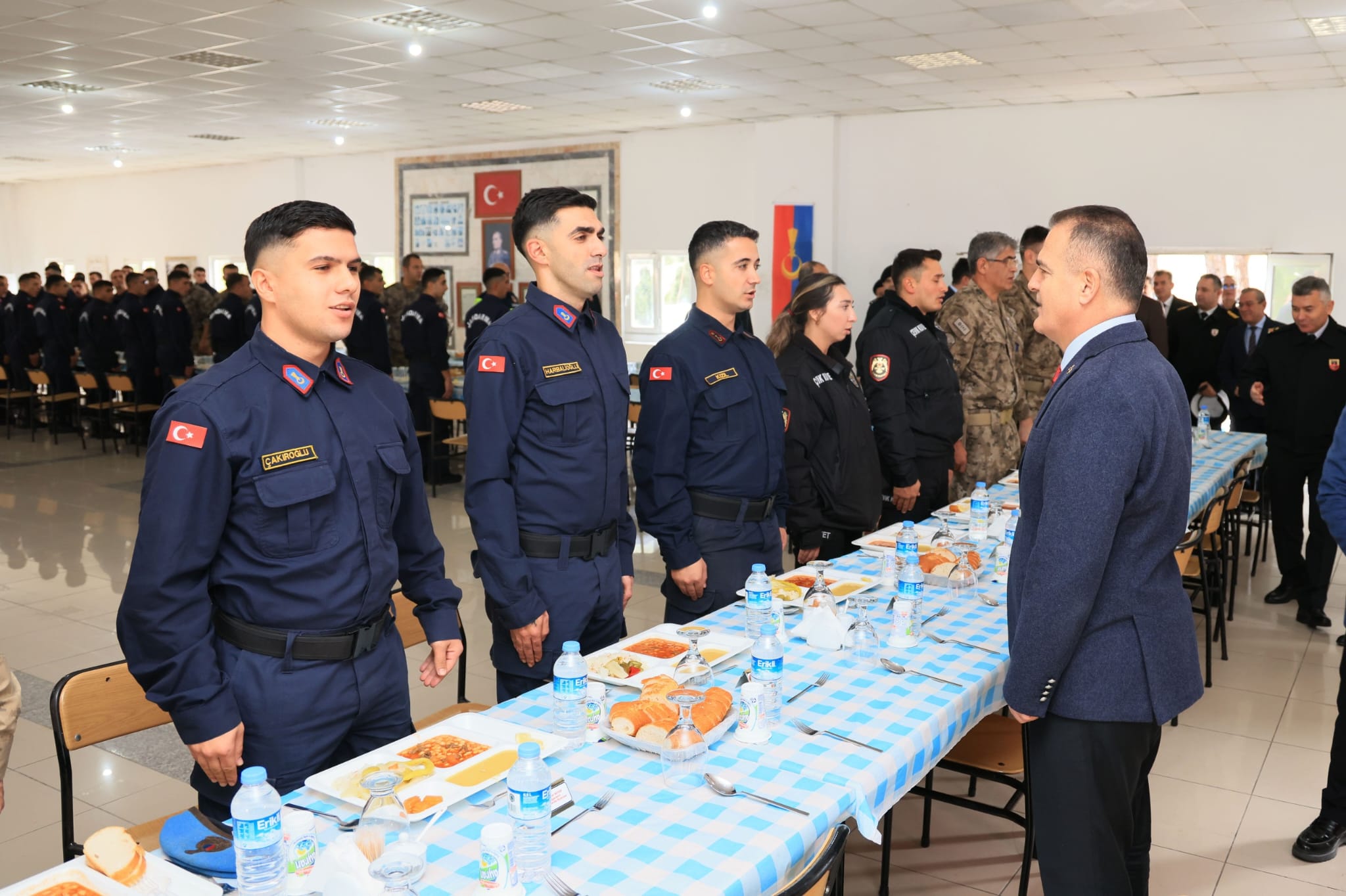 Vali Akbıyık,  Özel Harekat Polisleri ve Mehmetçik'le buluştu