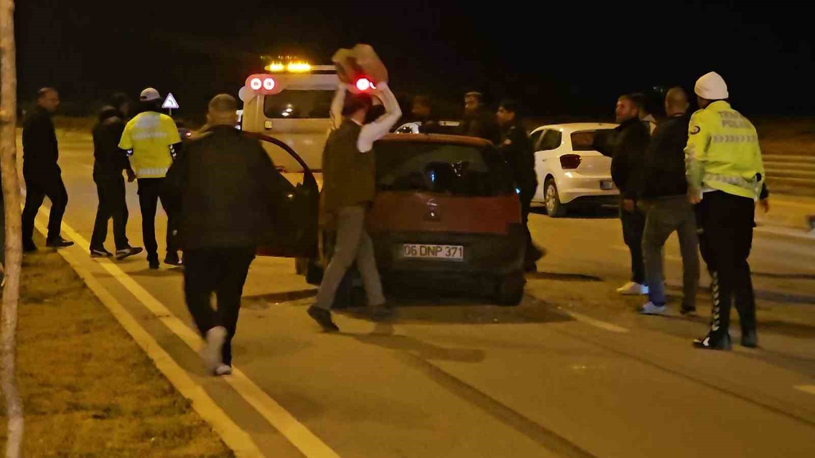FECİ KAZA: SÜRÜCÜ HAYATINI KAYBETTİ, YAKINLARI OTOMOBİLİ PARÇALADI