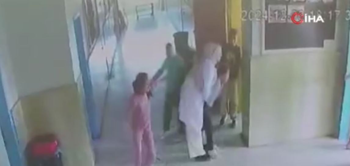 ÖĞRETMEN HEİMLİCH MANEVRASI İLE ÖĞRENCİSİNİN HAYATINI KURTARDI