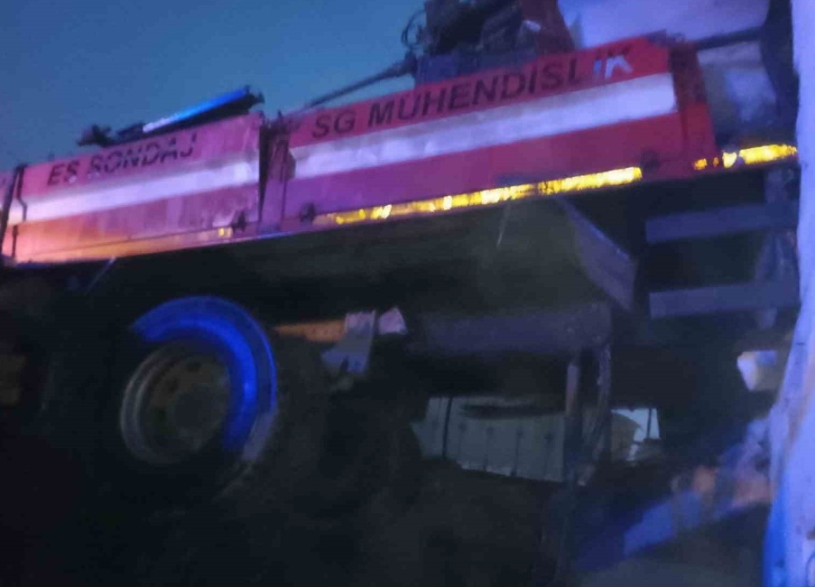 FRENİ PATLAYAN SONDAJ ARACI EVE GİRDİ