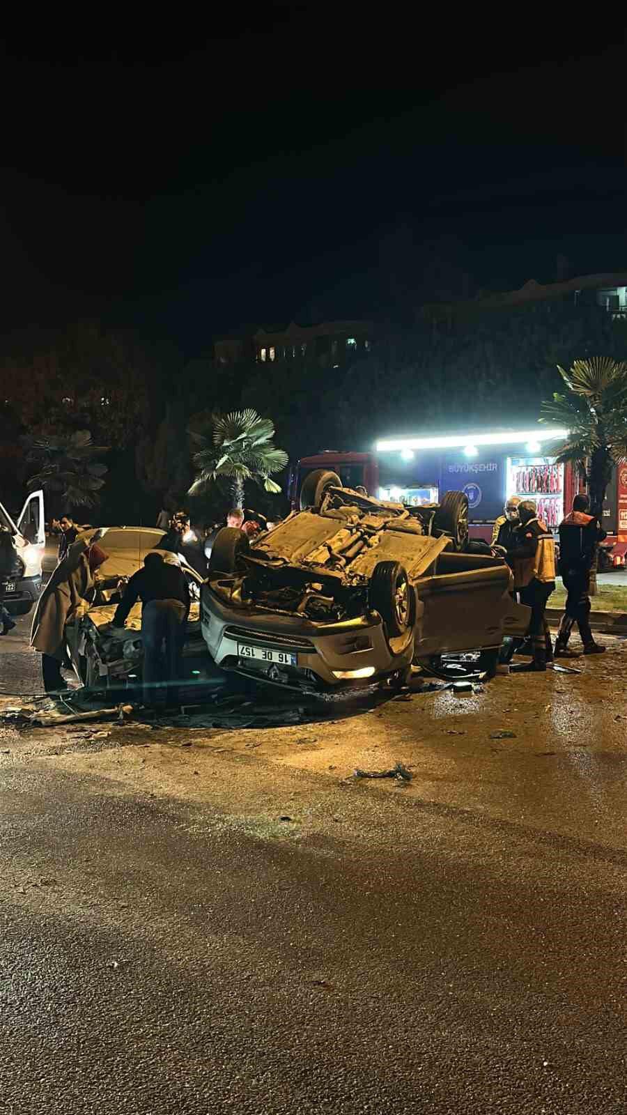 FECİ KAZA: İKİ ARAÇ ÇARPIŞTI, 1 ÖLÜ, 3 AĞIR YARALI