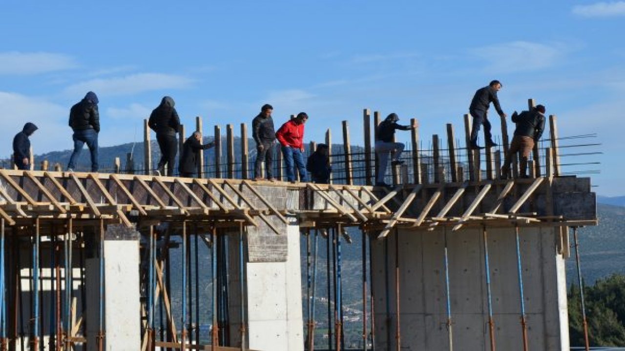 Parasını alamayan 28 işçi çatıda eylem yaptı