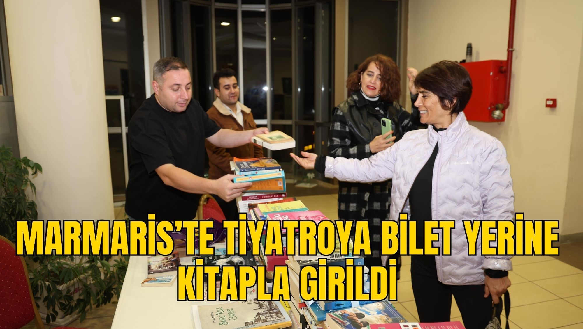MARMARİS’TE TİYATROYA BİLET YERİNE KİTAPLA GİRİLDİ