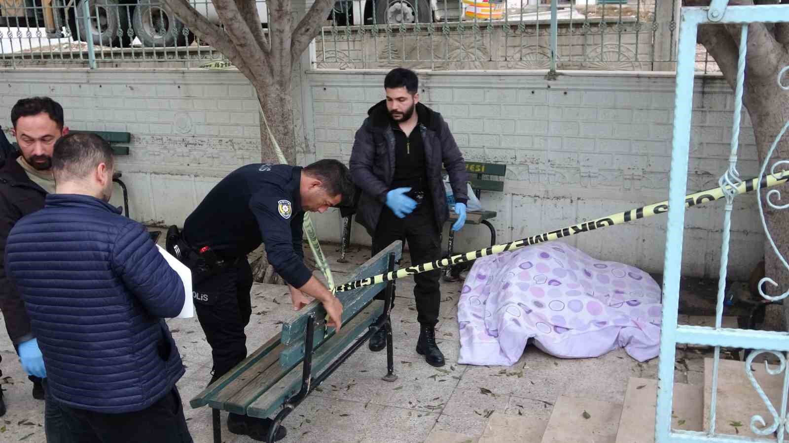 1 KİŞİ CAMİ AVLUSUNDA ÖLÜ BULUNDU