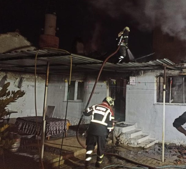 Ailesi ile yaşadığı evi yakıp kaçtı!