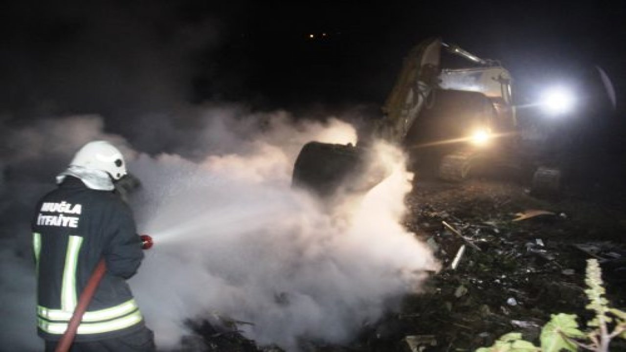 Çöpler alev aldı, ekipler söndürmekte zorlandı