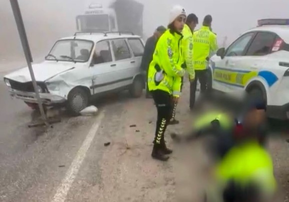 Otomobil polis aracına çarptı! 3 polis yaralı