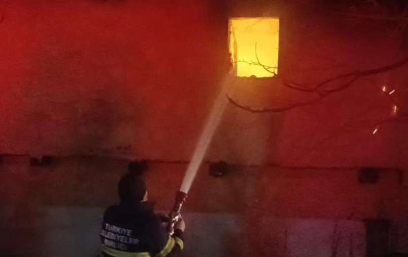 Bağ evinde yangın! Tamamı kül oldu