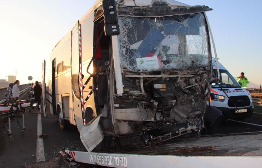 Servis TIR'a çarptı! 22 yaralı var