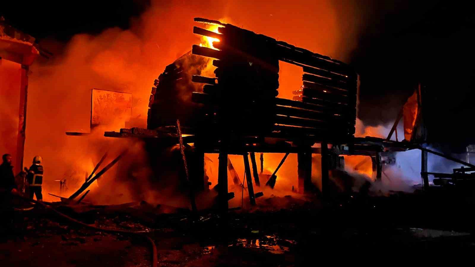 2 katlı ev cayır cayır yandı