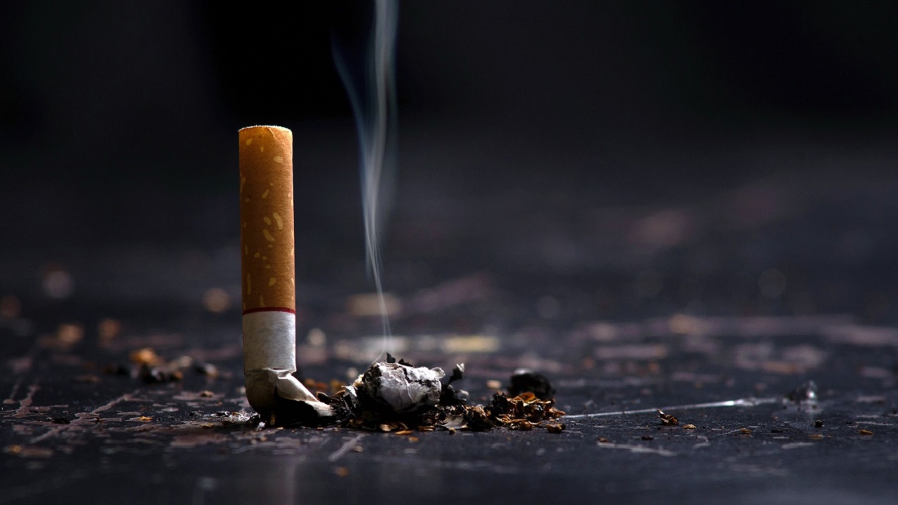 Dışarıda sigara içenlere kötü haber: Belediye bu cezayı yazmaya başladı