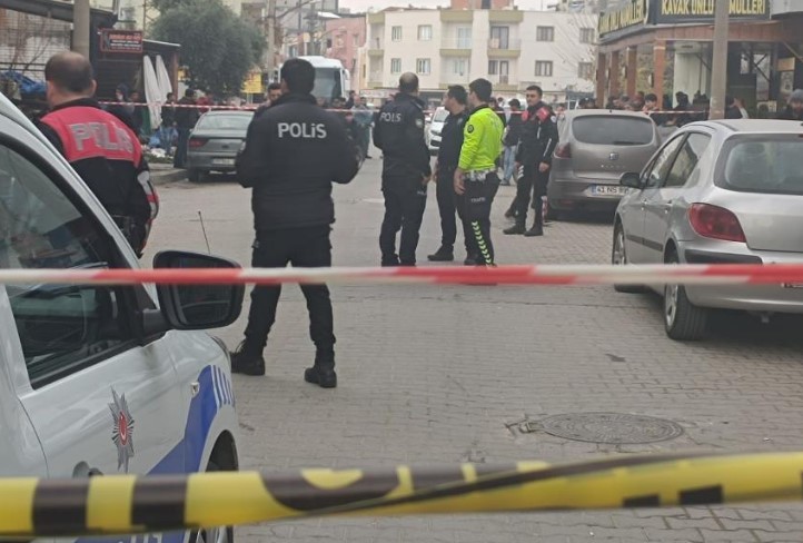 Kahvehane önünde silahlı saldırı! Yaralılar var