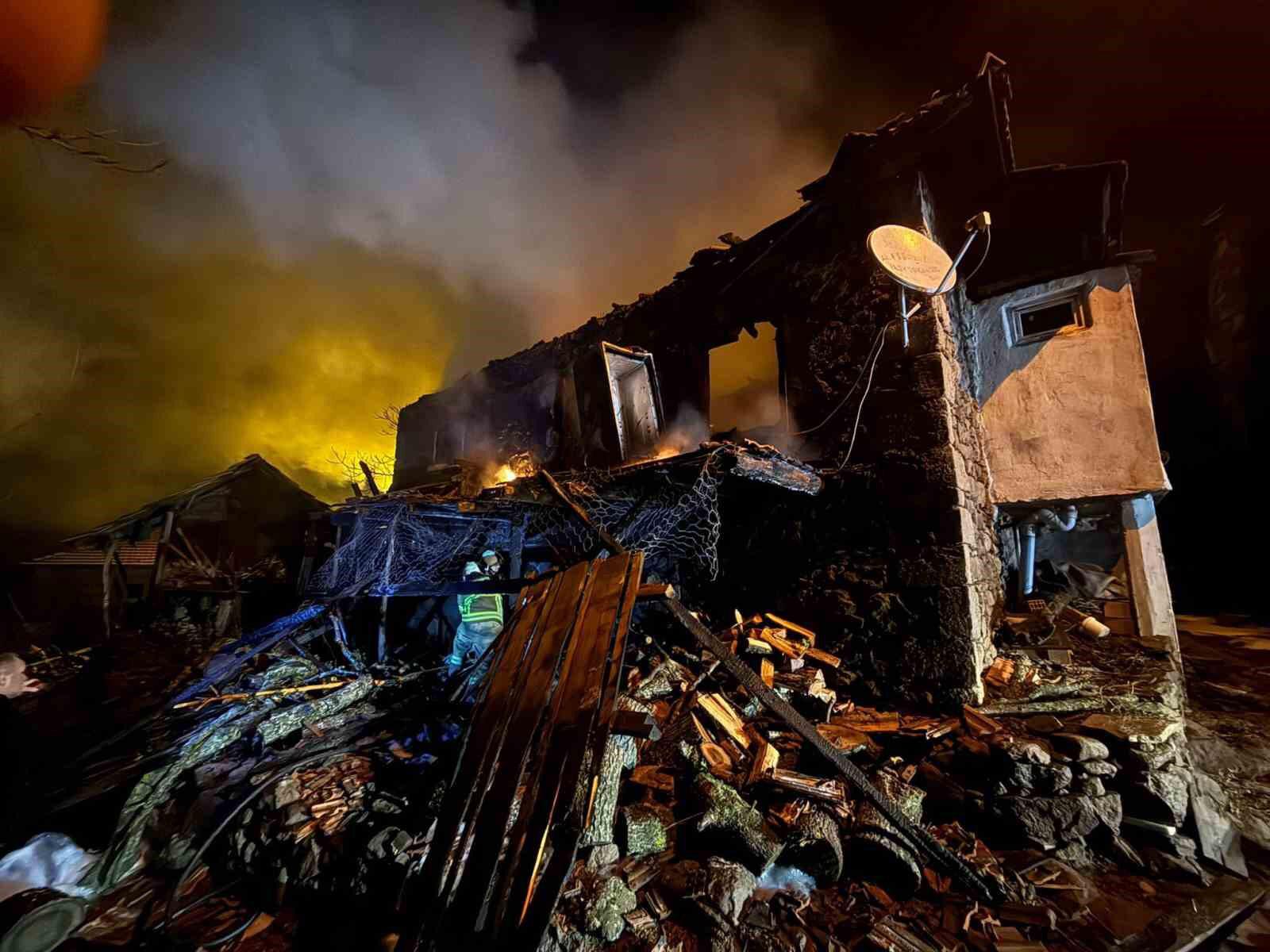 Ev yangınında yaşlı adam yaşamını yitirdi