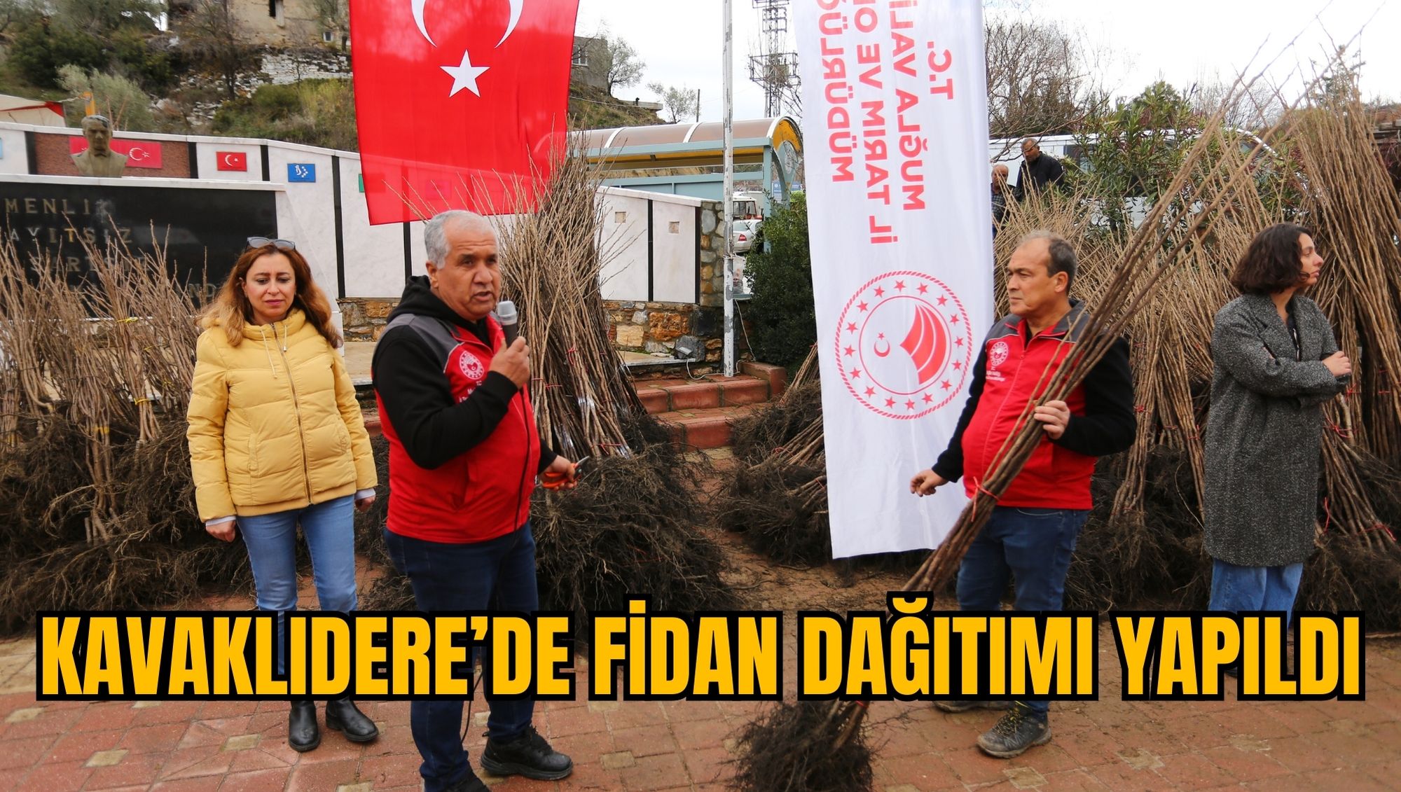KAVAKLIDERE’DE FİDAN DAĞITIMI YAPILDI