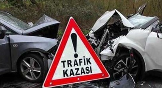İki araba birbirine girdi! Ölü ve yaralılar var