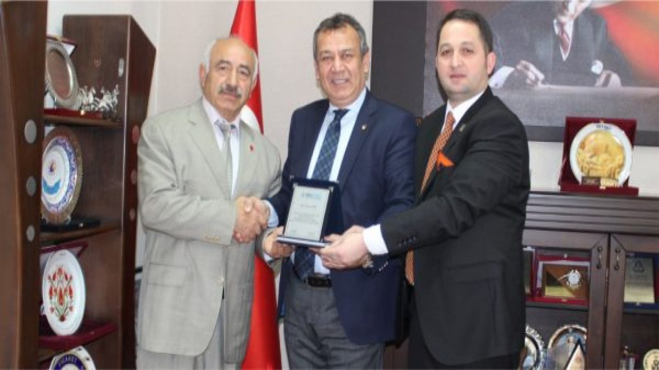 Özer’e teşekkür plaketi