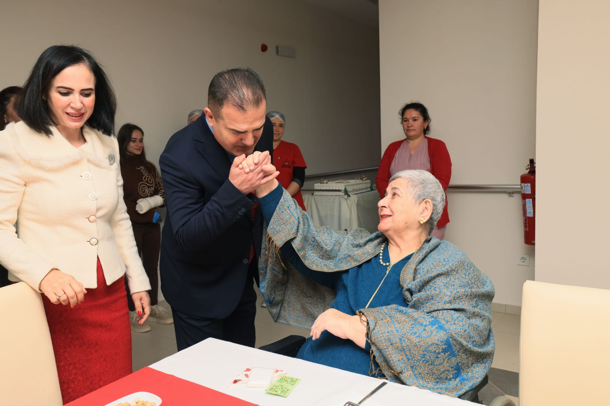 VALİ AKBIYIK, HUZUREVİNDE KALAN YAŞLILARI UNUTMADI..