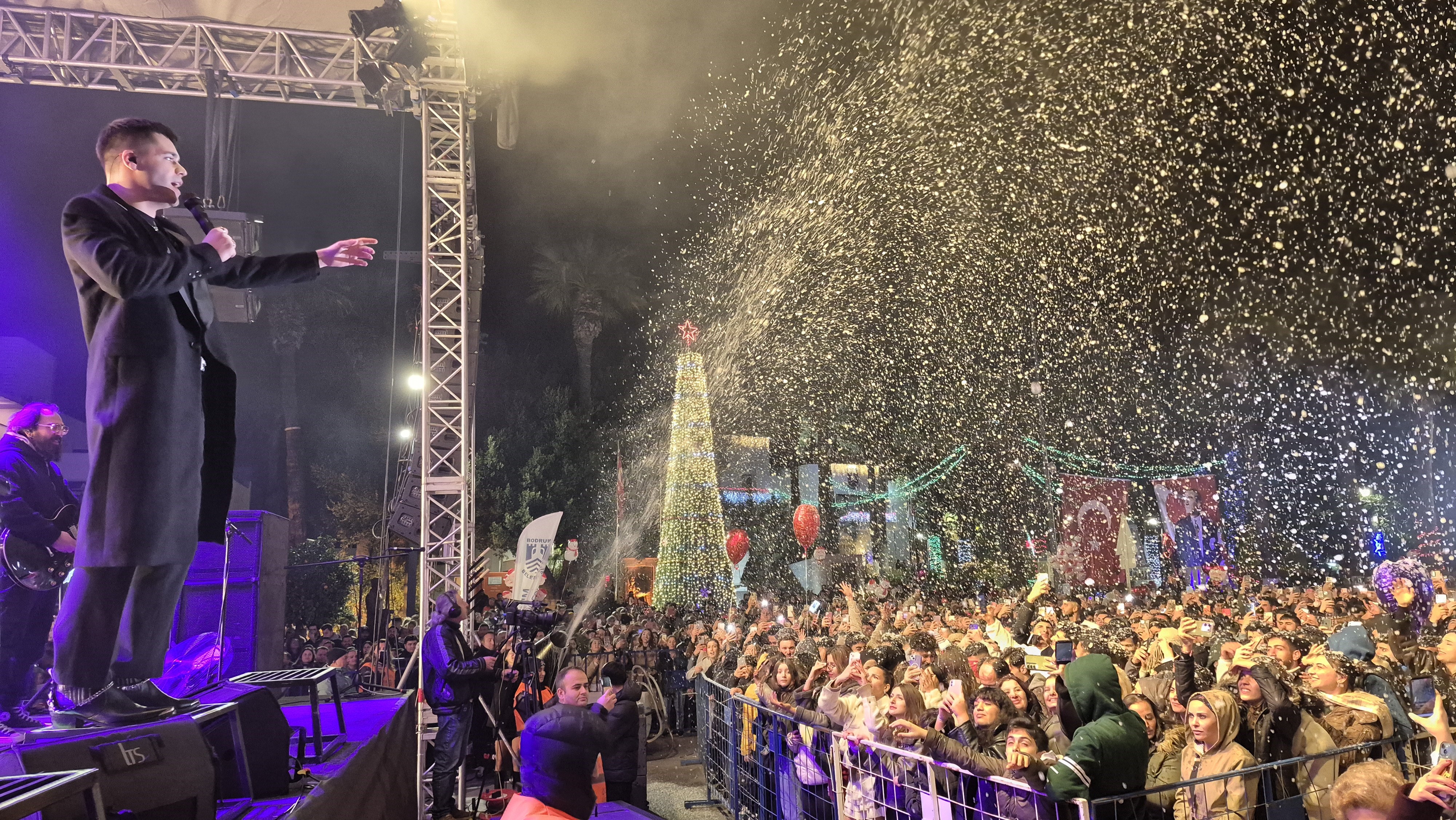 Bodrum Yeni Yılı Böyle Karşıladı: Kar, Müzik, Havai Fişek