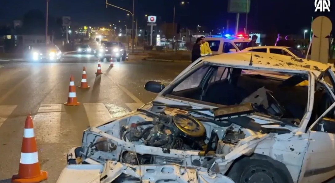 İki otomobil kafa kafaya çarpıştı! Yaralılar var