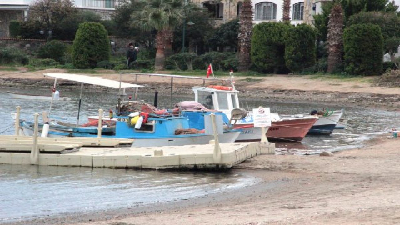 Deniz çekildi, tekneler karaya oturdu