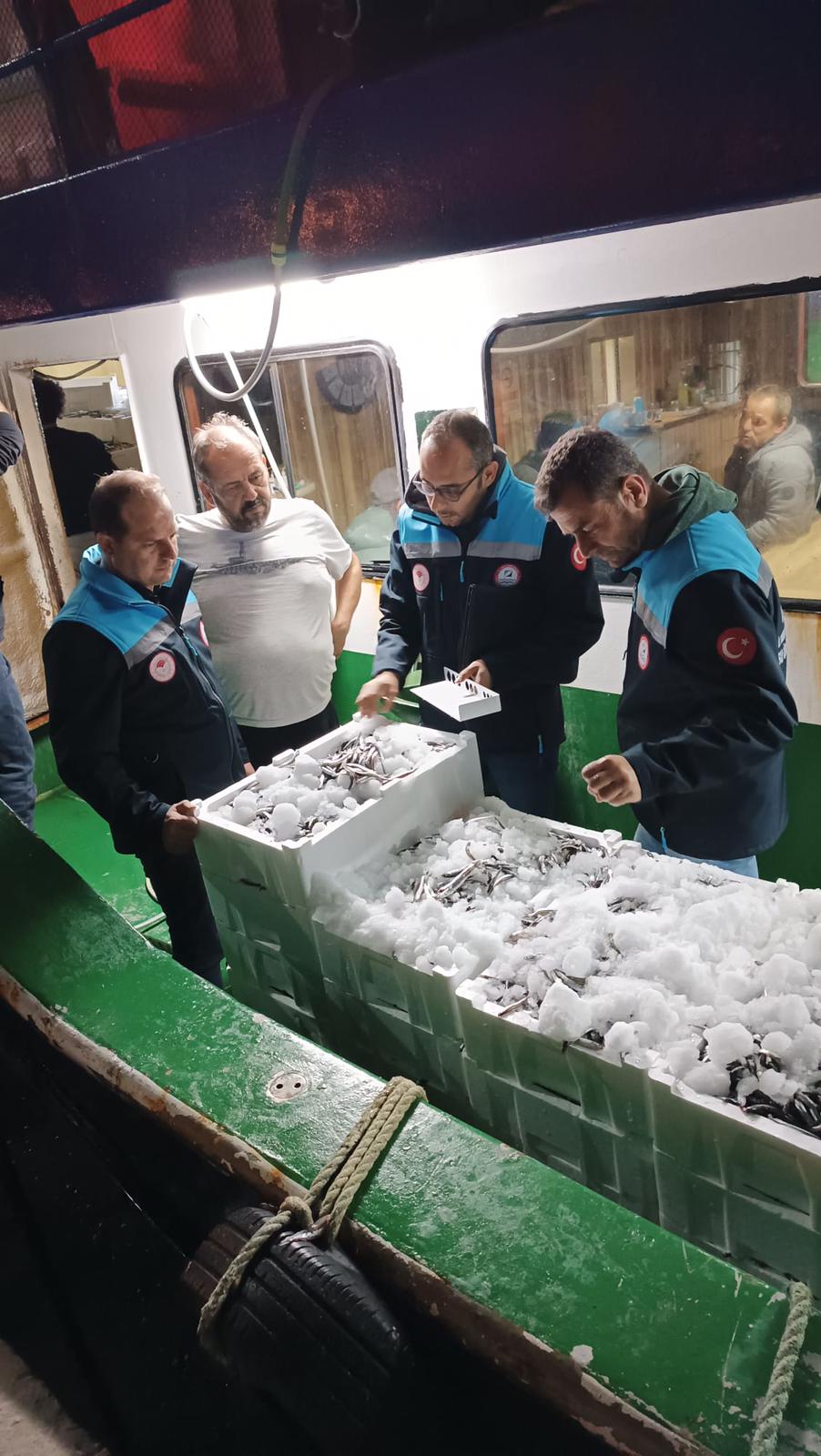 Hamsi Avına Sıkı Denetim:  Reis 48 Kontrol Gemisi Gece Nöbetindeydi!