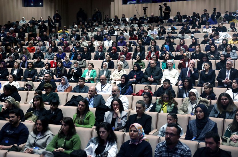 Vali Akbıyık'ın Eşi Emine Erdoğan ile birlikte tiyatro izledi...