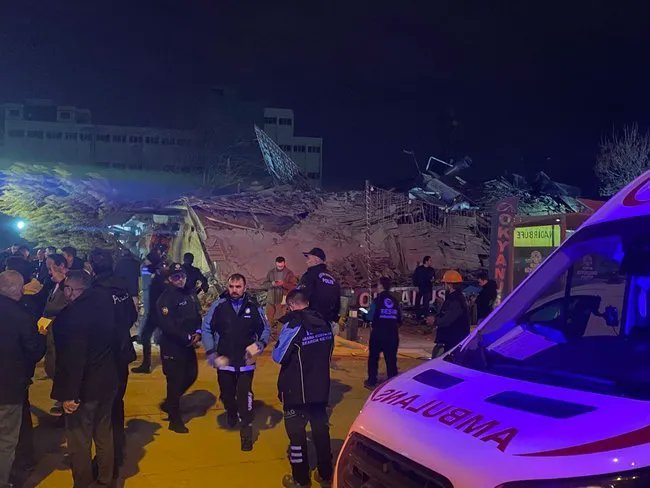 Son Dakika: Konya'da 4 katlı bina çöktü!