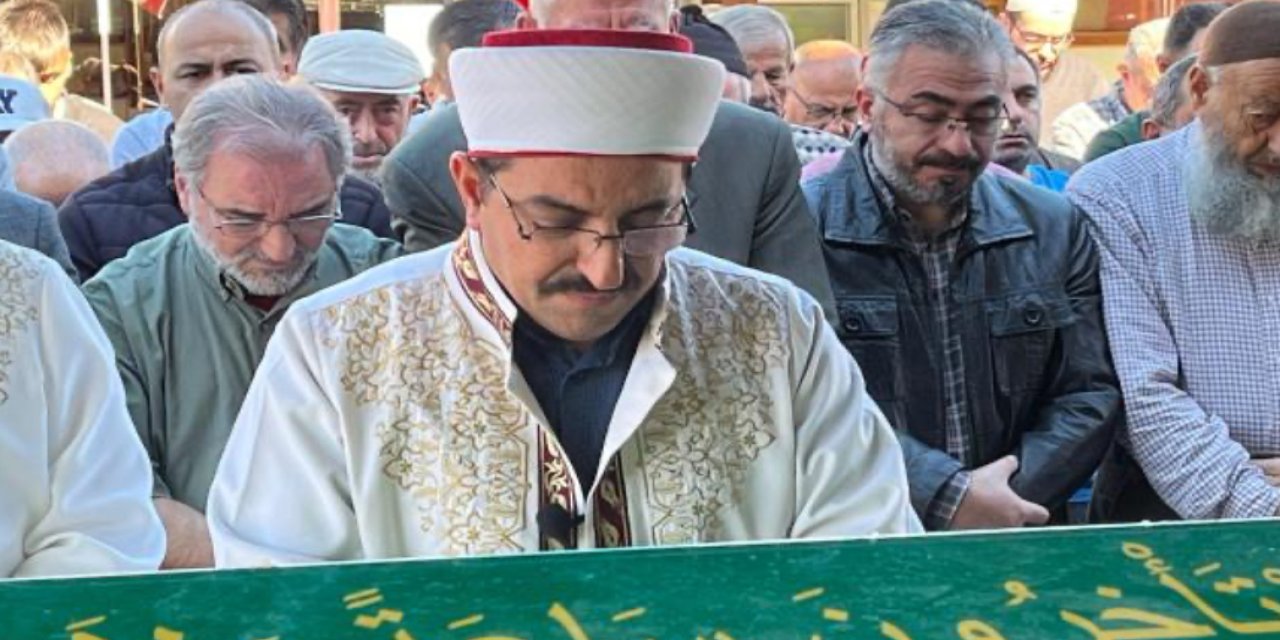 İmam babanın en zor anı: Oğlunun cenaze namazını kıldırdı