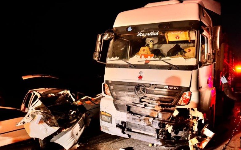 Feci kaza! TIR otomobili kağıt gibi ezdi! Çok sayıda ölü var