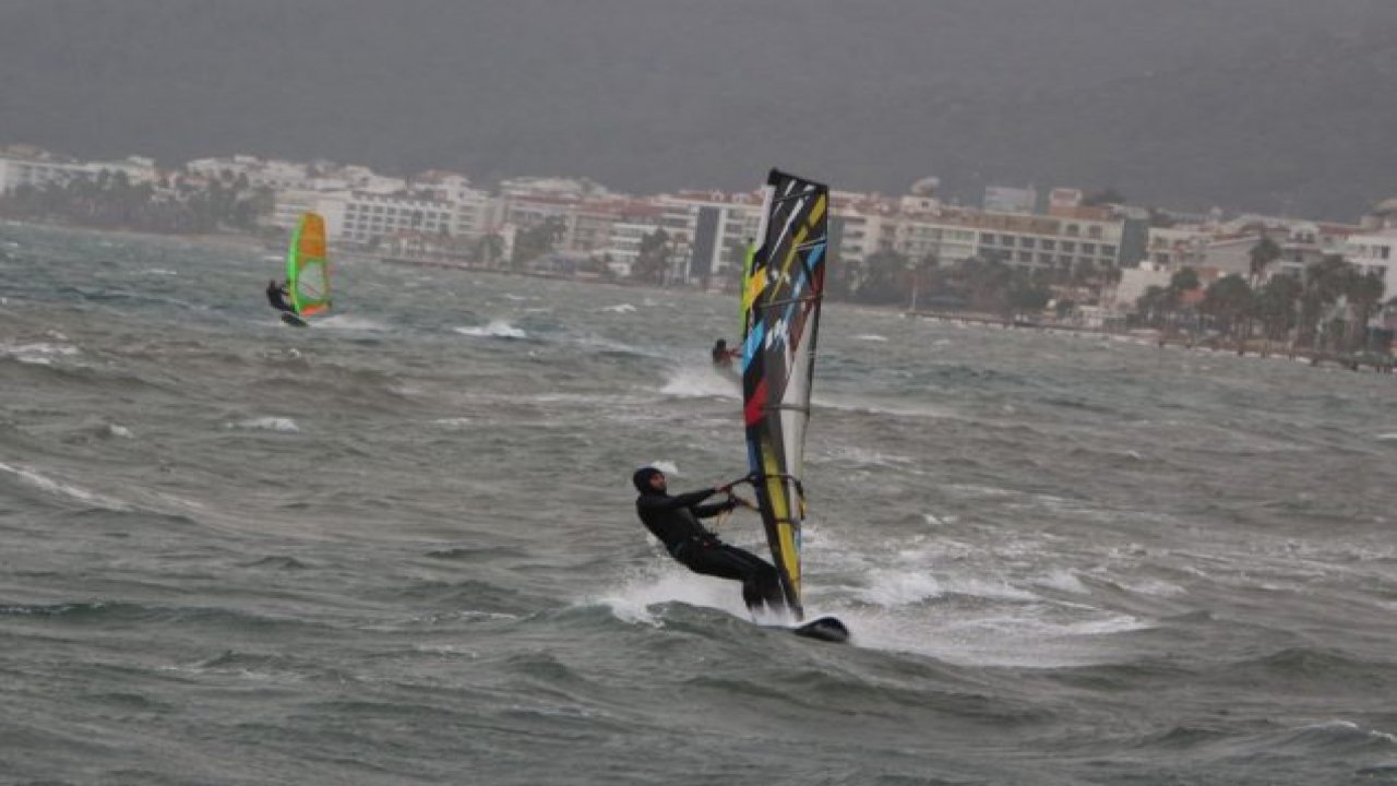 Sörfçüler rüzgarın tadını çıkardı