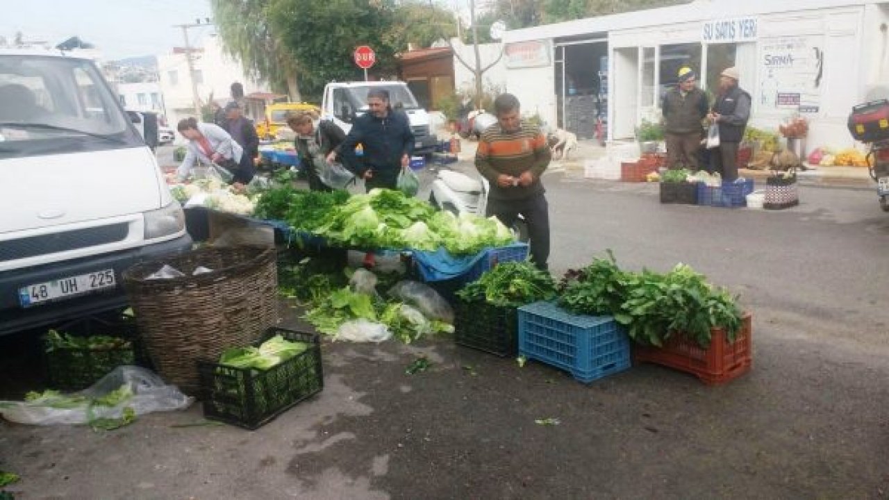 Semt pazarının ortasında kanalizasyon patladı