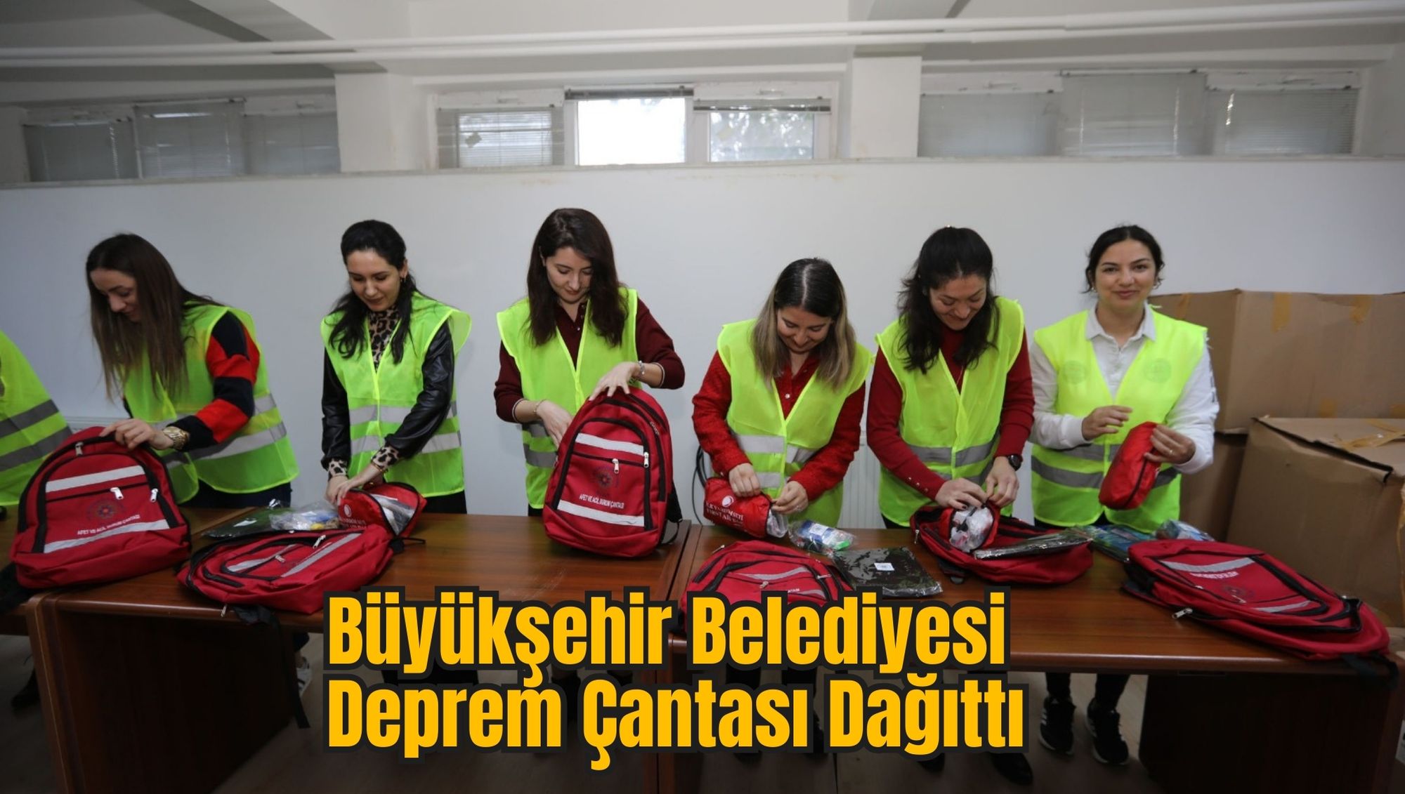 Büyükşehir Belediyesi Deprem Çantası Dağıttı