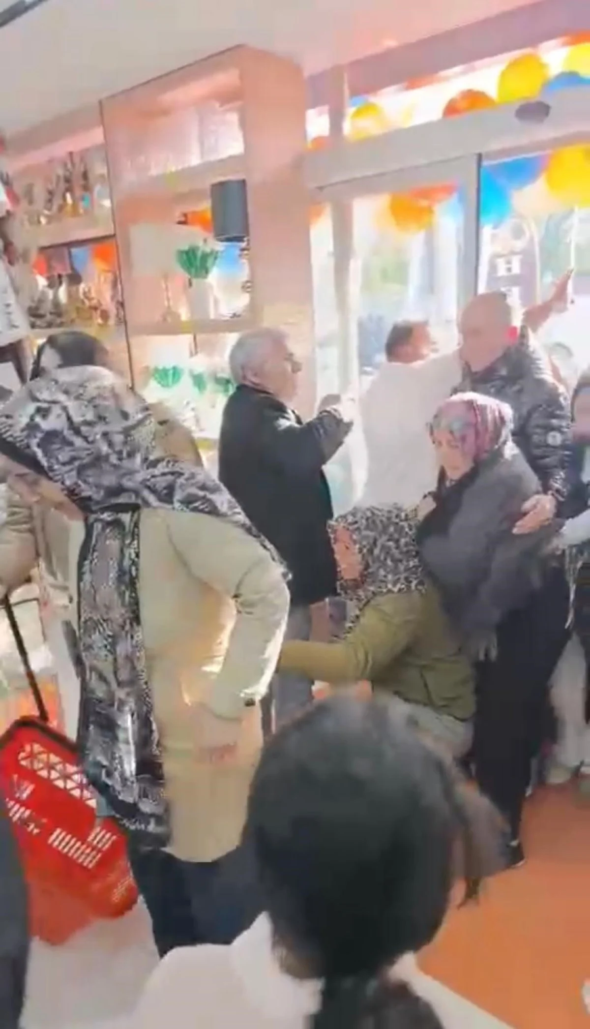 İndirime Giren Mağazada İzdiham Oldu