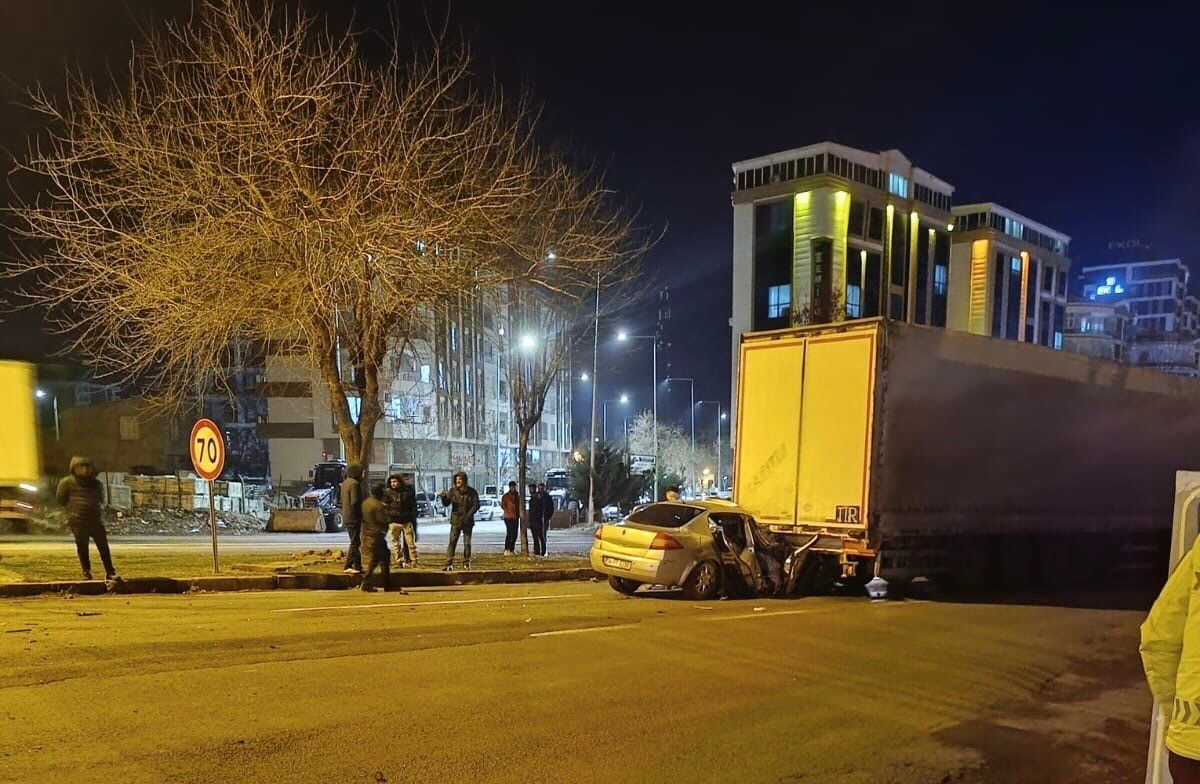 Feci Kaza: Otomobil Tıra Ok Gibi Saplandı 3 Kişi Yaralı