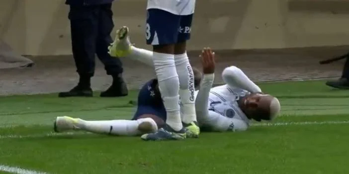 Ünlü Futbolcuya Büyük Şok: Tribünden Kafasına Şişe Atıldı