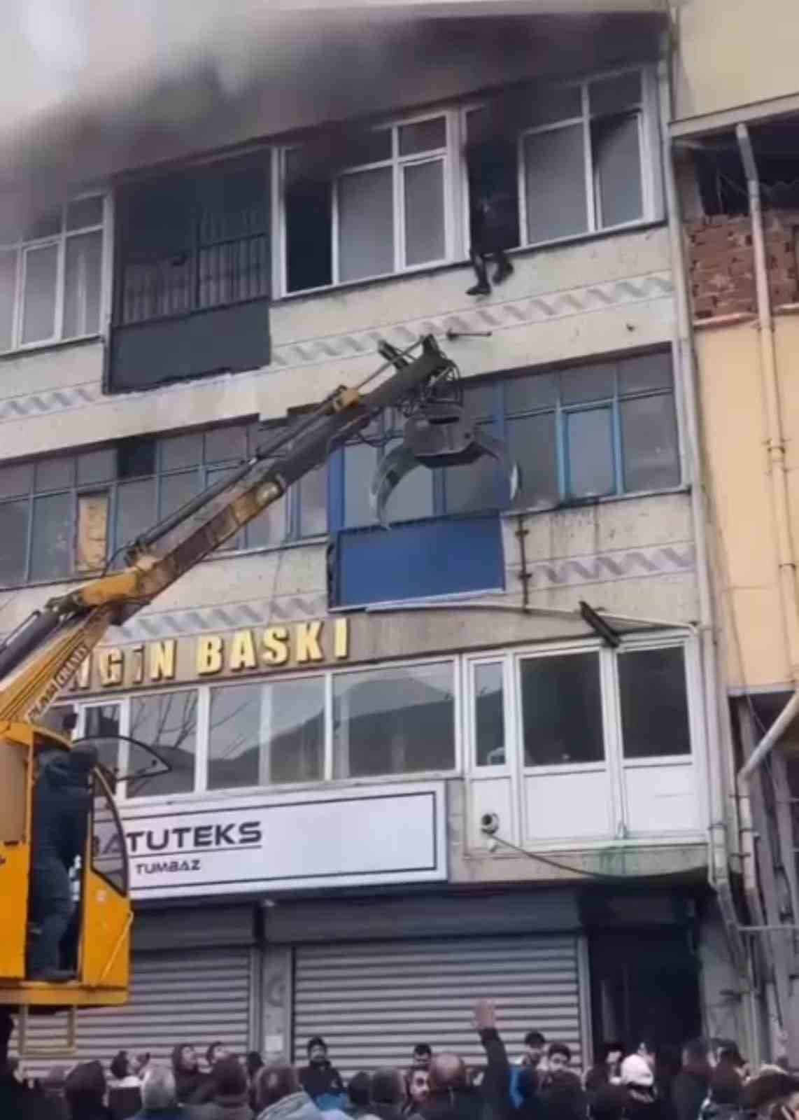 Yangında Camdan Atlamak Üzere Olan Vatandaş Kurtarıldı