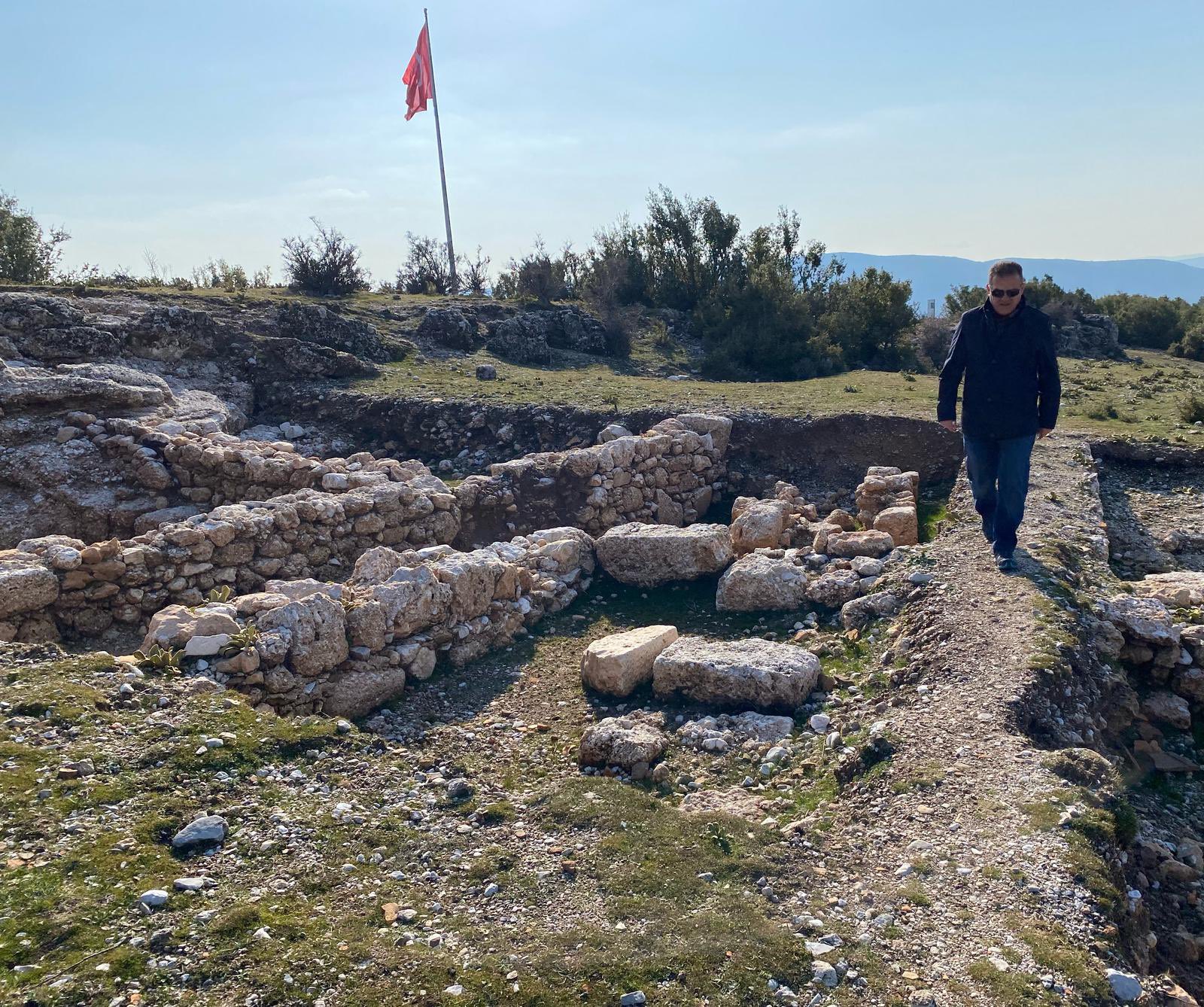 Vali Akbıyık,  Antik Kentte İncelemelerde bulundu...