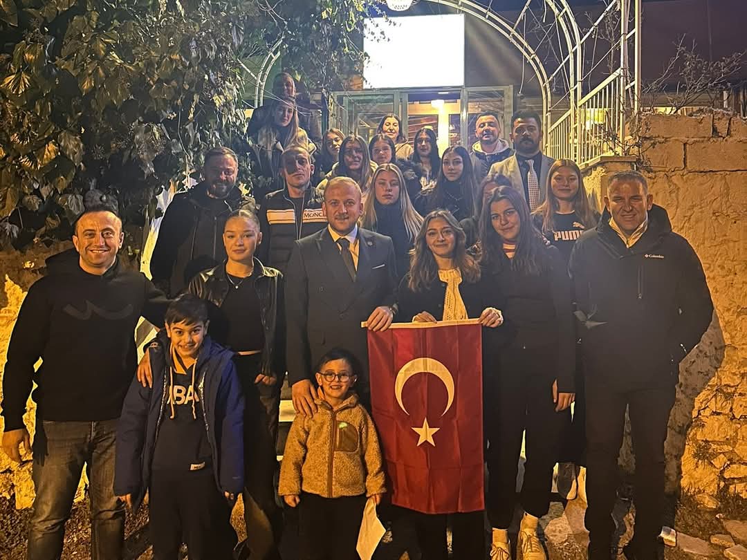 MHP İl Başkanı Demirel'den Şampiyon Hokeycilere Moral Yemeği