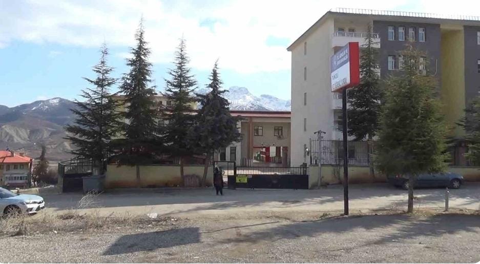 Üniversiteli Genç Beşinci Kattan Atladı