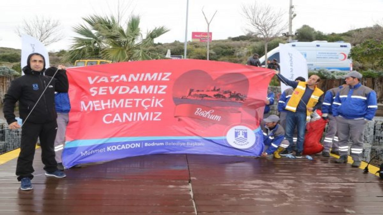 Sevgililer Günü’nde deniz dibinde pankart açtılar