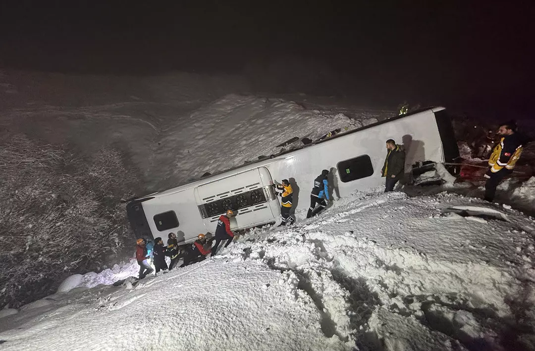 Yolcu Otobüsü Devrildi: 4 Ölü, Çok Sayıda Yaralı